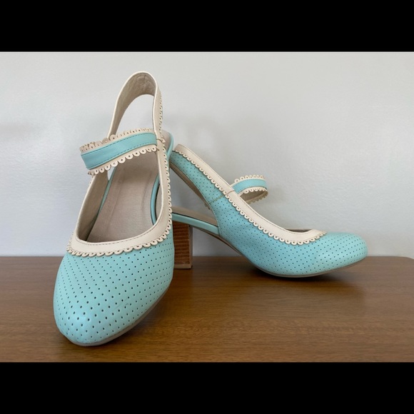 Vintage Heels with detailing - Picture 2 of 4
